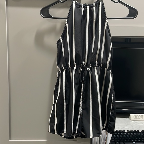 Girls Shein shorts jumpsuit.  Black and cream. Spaghetti strap. Back zippers - Picture 4 of 7